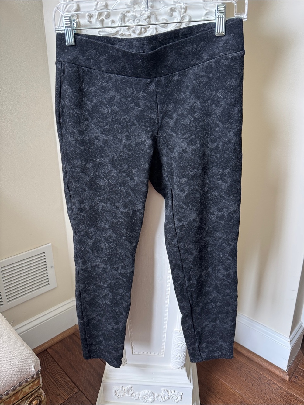 Ann Taylor Black Floral-Pattern Leggings